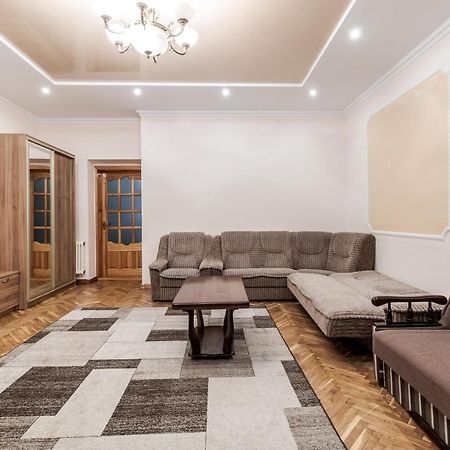 Akademika Hnatyuka Apartment Lviv Buitenkant foto
